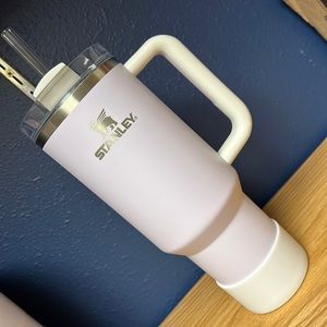 NWT Beautiful Stanley Travel H2.0 FlowState Quencher 
Stainless Steel Tumbler💜